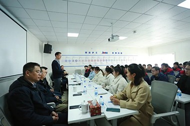 2023, unha nova viaxe O presidente de Jwell Machinery desexou a todos os empregados un feliz ano novo na fábrica de Zhejiang.